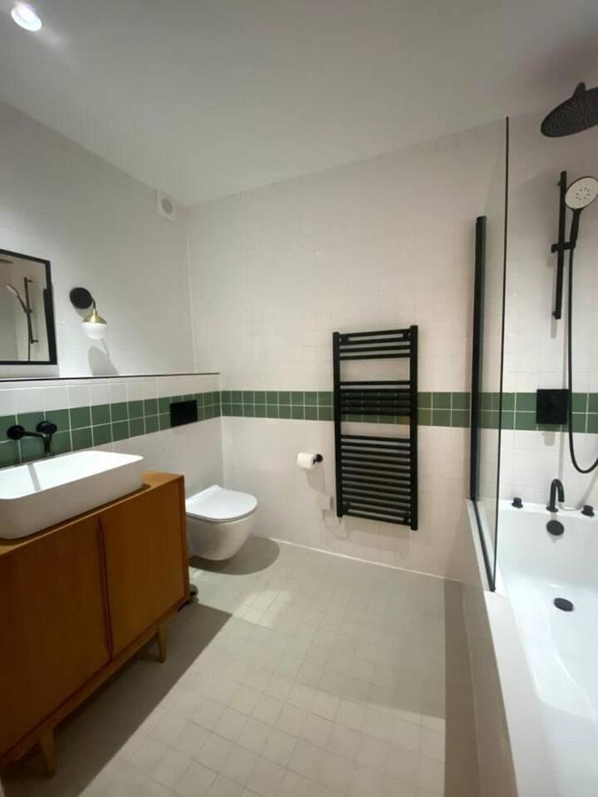 Design Led 1bed In Cosmopolitan Queens Park * London