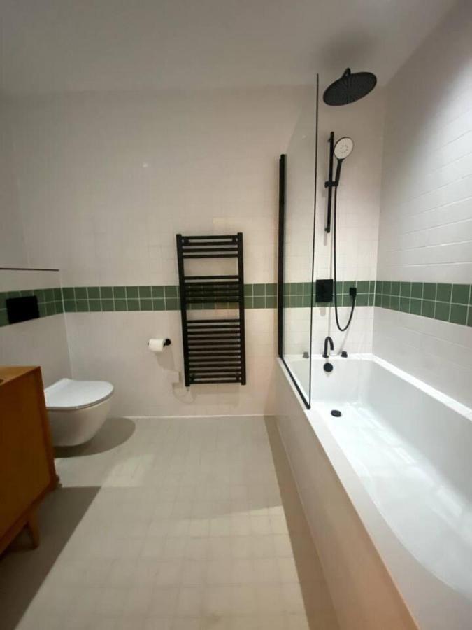 Design Led 1bed In Cosmopolitan Queens Park London